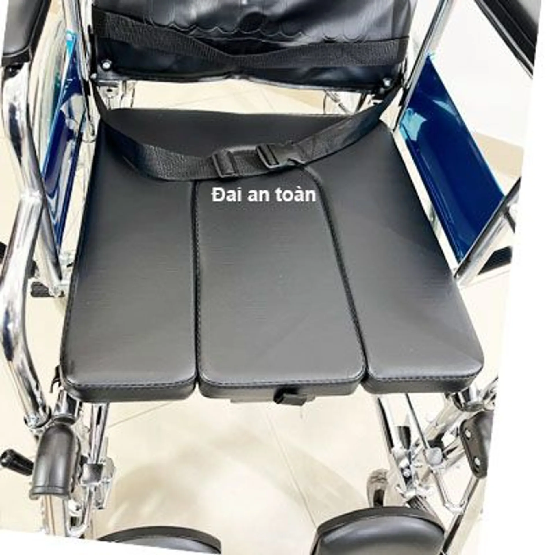 Xe lăn đa năng Lucass X7A có bô vệ sinh, ngả nằm, chống lật (ảnh 2/5)