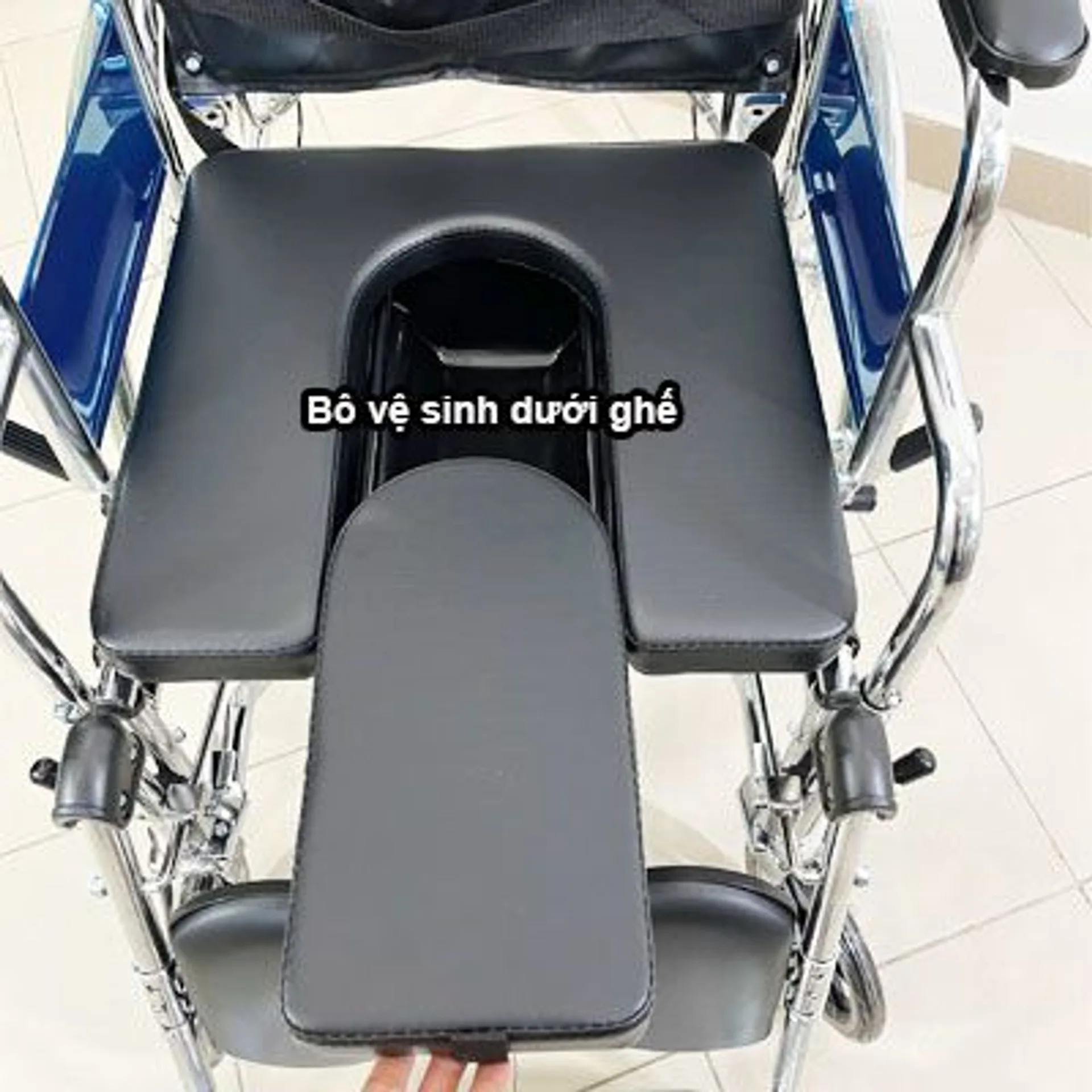 Xe lăn đa năng Lucass X7A có bô vệ sinh, ngả nằm, chống lật (ảnh 3/5)