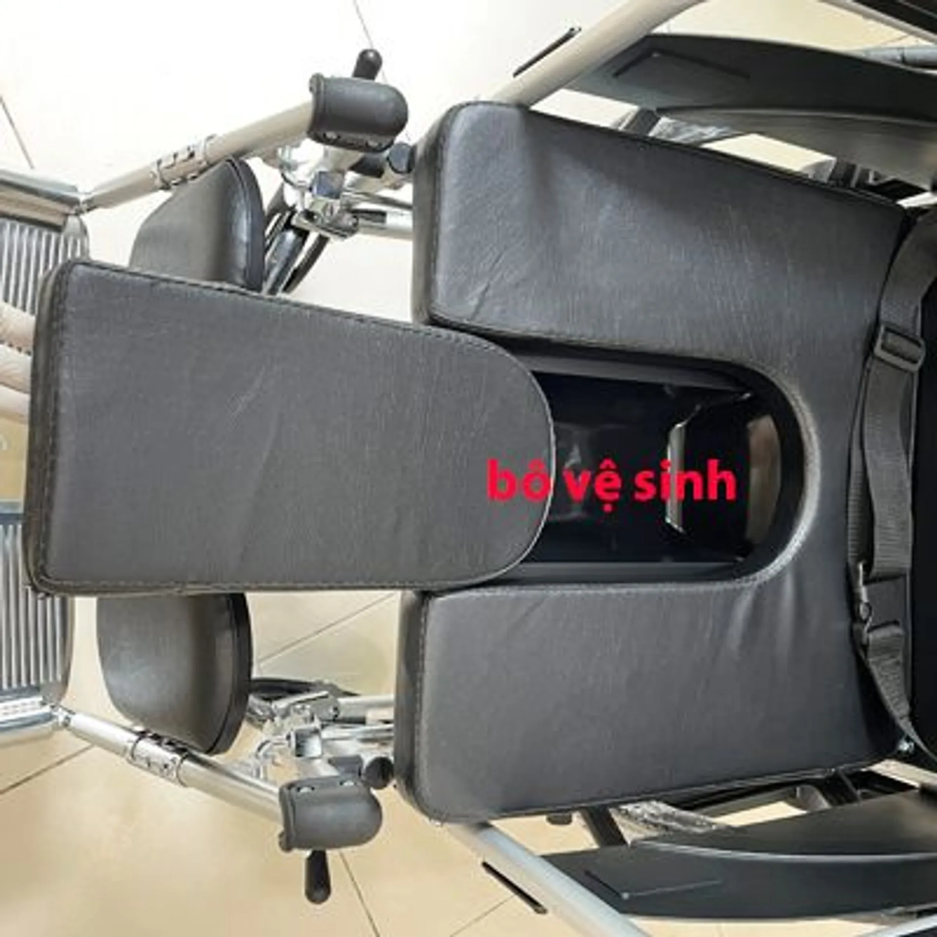 Xe lăn đa năng Lucass X72 có bô vệ sinh ngả nằm chống lật, khung hợp kim nhôm (ảnh 5/5)